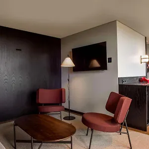 4* 酒店 Radisson Red